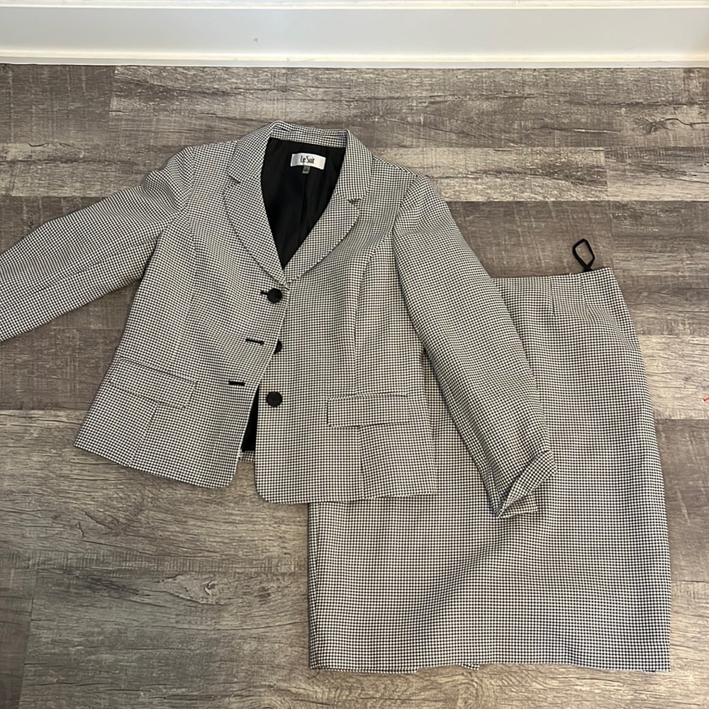 Le Suit White and Black Skirt Suit